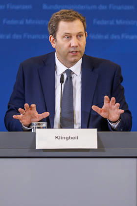 Lars Klingbeil (SPD), Bundesfinanzminister bei einer Pressekonferenz Lars Klingbeil (SPD), Bundesfinanzminister bei einer Pressekonferenz im Finanzministerium am 12.10.2026 in Berlin. Berlin Berlin Deutschland Finanzministerium