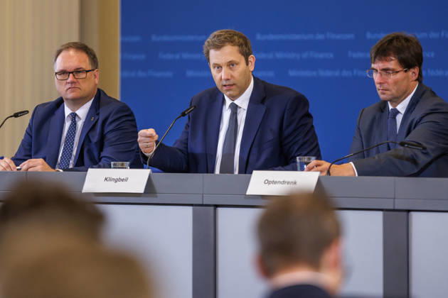 Lars Klingbeil (SPD), Bundesfinanzminister bei einer Pressekonferenz Lars Klingbeil (SPD), Bundesfinanzminister bei einer Pressekonferenz im Finanzministerium am 12.10.2026 in Berlin. Berlin Berlin Deutschland Finanzministerium