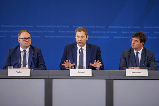 Lars Klingbeil (SPD), Bundesfinanzminister bei einer Pressekonferenz Lars Klingbeil (SPD), Bundesfinanzminister bei einer Pressekonferenz im Finanzministerium am 12.10.2026 in Berlin. Berlin Berlin Deutschland Finanzministerium