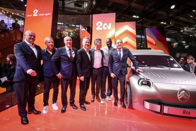 Paris, France le 12 octobre 2026 - Ouverture du Mondial de l Auto 2026 a Paris Expo Porte de Versailles - Opening of the Paris Motor Show 2026 at Paris Expo Porte de Versailles Ici Chief Executive Officer (CEO) of the automotive group Stellantis, Italian businessman Antonio Filosa (3rdL) and French actor Omar Sy (2ndR) pose next to the Citroen 2CV Concept car  Copyright: xSebastienxTOUBONx