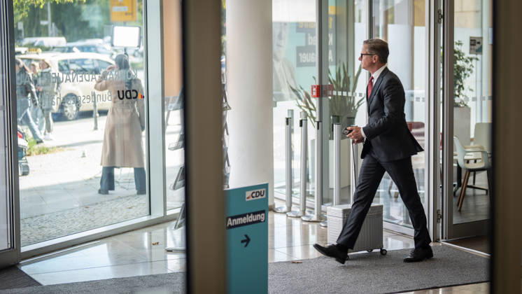 Bundesgesundheitsminister Karsten Linnemann beim Verlassen der CDU-Bundesgeschäftsstelle;Präsidiumsklausurtagung der CDU Deutschlands in Berlin, Oktober 2026, Berlin Berlin Deutschland Konrad-Adenauer-Haus