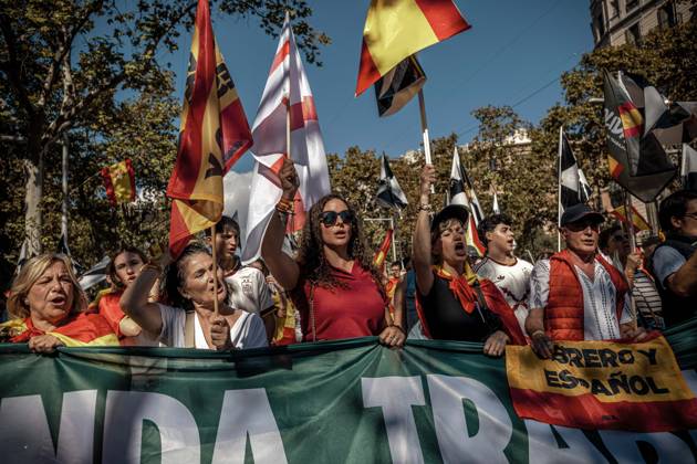 October 12, 2026, Barcelona, Catalonia, Spain: Demonstrators carry flags and banners during a rally marking SpainÃ¢â‚¬â ¢s National Day. Barcelona Spain - ZUMAo105 20261012_fap_o105_017 Copyright: xMatthiasxOesterlex