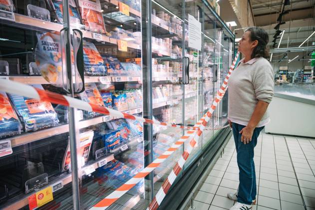 CYBERATTACK ON REFRIGERATION SYSTEMS IN SUPERMARKETS PHOTOPQR OUEST FRANCE ELSA RANCEL OUEST FRANCE LANNION OCTOBER 12, 2026 A cyberattack affected the refrigeration systems of about 100 major retail chains, such as Intermarché, Super U, and Leclerc, on Monday, October 12, 2026. Here, at this Intermarché in the Côtes-d’Armor—the store does not wish to be identified or named—the refrigerators in all the fresh and frozen food aisles have been shut down. THE SUPERMARKET DOES NOT WISH TO BE NAMED, SIMPLY A SCENE FROM AN INTERMARCHÉ IN THE CÔTES-D’ARMOR Photo by ELSA RANCEL, OUEST FRANCE Several large and medium-sized retailers were victims of a cyberattack that affected refrigeration equipment on the night of Monday, October 12, 2026, in LANNI  Copyright: xPHOTOPQR OUESTxFRANCE MAXPPPxELSAxRANCELx xOUEST-FRANCEx 20261012OFR1187 20261012OFR1187