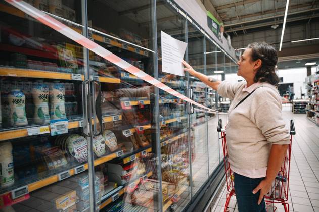 CYBERATTACK ON REFRIGERATION SYSTEMS IN SUPERMARKETS PHOTOPQR OUEST FRANCE ELSA RANCEL OUEST FRANCE LANNION OCTOBER 12, 2026 A cyberattack affected the refrigeration systems of about 100 major retail chains, such as Intermarché, Super U, and Leclerc, on Monday, October 12, 2026. Here, at this Intermarché in the Côtes-d’Armor—the store does not wish to be identified or named—the refrigerators in all the fresh and frozen food aisles have been shut down. THE SUPERMARKET DOES NOT WISH TO BE NAMED, SIMPLY A SCENE FROM AN INTERMARCHÉ IN THE CÔTES-D’ARMOR Photo by ELSA RANCEL, OUEST FRANCE Several large and medium-sized retailers were victims of a cyberattack that affected refrigeration equipment on the night of Monday, October 12, 2026, in LANNI  Copyright: xPHOTOPQR OUESTxFRANCE MAXPPPxELSAxRANCELx xOUEST-FRANCEx 20261012OFR1190 20261012OFR1190