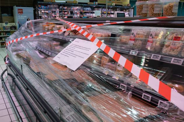 Cyberattack on Refrigerators PHOTOPQR OUEST FRANCE ELSA RANCEL OUEST FRANCE LANNION October 12, 2026 A cyberattack affected the refrigeration systems of about 100 major retail chains, such as Intermarché, Super U, and Leclerc, on Monday, October 12, 2026. Here, at this Intermarché in the Côtes-d’Armor—the store does not wish to be identified or named—the refrigerators in all the fresh and frozen food aisles have been shut down. THE SUPERMARKET DOES NOT WISH TO BE NAMED, SIMPLY A SCENE FROM AN INTERMARCHÉ IN THE CÔTES-D’ARMOR Photo by ELSA RANCEL, OUEST FRANCE Several large and medium-sized retailers were victims of a cyberattack that affected refrigeration equipment on the night of Monday, October 12, 2026, in LANNION, France  Copyright: xPHOTOPQR OUESTxFRANCE MAXPPPxELSAxRANCELx xOUEST-FRANCEx 20261012OFR1202 20261012OFR1202