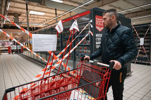 Cyberattack on Refrigerators PHOTOPQR OUEST FRANCE ELSA RANCEL OUEST FRANCE LANNION October 12, 2026 A cyberattack affected the refrigeration systems of about 100 major retail chains, such as Intermarché, Super U, and Leclerc, on Monday, October 12, 2026. Here, at this Intermarché in the Côtes-d’Armor—the store does not wish to be identified or named—the refrigerators in all the fresh and frozen food aisles have been shut down. THE SUPERMARKET DOES NOT WISH TO BE NAMED, SIMPLY A SCENE FROM AN INTERMARCHÉ IN THE CÔTES-D’ARMOR Photo by ELSA RANCEL, OUEST FRANCE Several large and medium-sized retailers were victims of a cyberattack that affected refrigeration equipment on the night of Monday, October 12, 2026, in LANNION, France Copyright: xPHOTOPQR OUESTxFRANCE MAXPPPxELSAxRANCELx xOUEST-FRANCEx 20261012OFR1209 20261012OFR1209