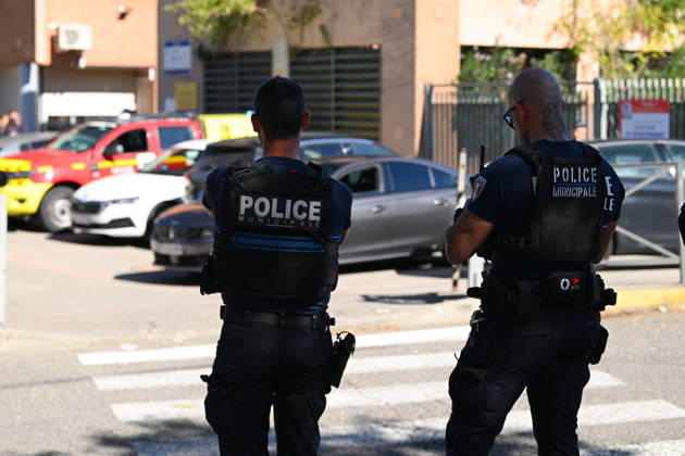 NEWS : Le principal d un college et une professeure blessàs par balle par un tir de fusil de chasse à Aubagne Le principal du college Lakanal à Aubagne et une professeure blessàs par balle par un tir de fusil de chasse, le 12 octobre 2026. AubagneFrance Copyright: xWilliamxCannarellax