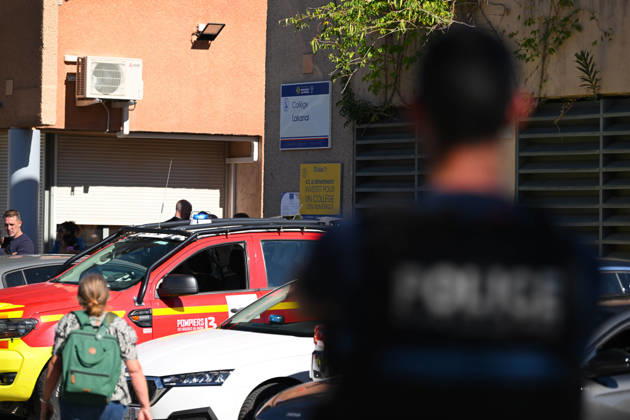 NEWS : Le principal d un college et une professeure blessàs par balle par un tir de fusil de chasse à Aubagne Le principal du college Lakanal à Aubagne et une professeure blessàs par balle par un tir de fusil de chasse, le 12 octobre 2026. AubagneFrance Copyright: xWilliamxCannarellax