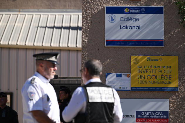 NEWS : Le principal d un college et une professeure blessàs par balle par un tir de fusil de chasse à Aubagne Le principal du college Lakanal à Aubagne et une professeure blessàs par balle par un tir de fusil de chasse, le 12 octobre 2026. AubagneFrance Copyright: xWilliamxCannarellax