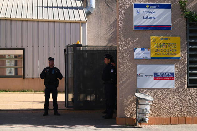 NEWS : Le principal d un college et une professeure blessàs par balle par un tir de fusil de chasse à Aubagne Le principal du college Lakanal à Aubagne et une professeure blessàs par balle par un tir de fusil de chasse, le 12 octobre 2026. AubagneFrance Copyright: xWilliamxCannarellax