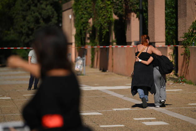 NEWS : Le principal d un college et une professeure blessàs par balle par un tir de fusil de chasse à Aubagne Le principal du college Lakanal à Aubagne et une professeure blessàs par balle par un tir de fusil de chasse, le 12 octobre 2026. AubagneFrance Copyright: xWilliamxCannarellax