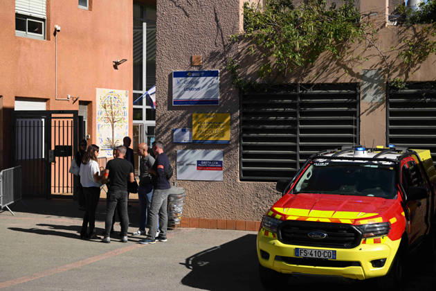 NEWS : Le principal d un college et une professeure blessàs par balle par un tir de fusil de chasse à Aubagne Le principal du college Lakanal à Aubagne et une professeure blessàs par balle par un tir de fusil de chasse, le 12 octobre 2026. AubagneFrance Copyright: xWilliamxCannarellax