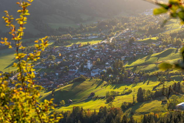 Herbstabend im Allgäu Die Abendsonne scheint auf die Herbstlandschaft mit dem Ort Bad Hindelang., Bad Hindelang Bayern Deutschland