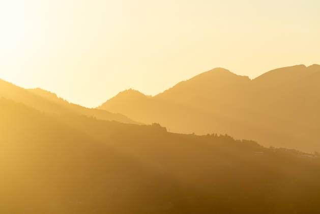 Herbstabend im Allgäu Blick in die Abendsonne in den bayerischen Alpen bei Oberjoch., Bad Hindelang Bayern Deutschland