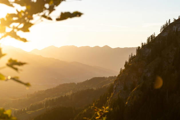 Herbstabend im Allgäu Blick in die Abendsonne in den bayerischen Alpen bei Oberjoch., Bad Hindelang Bayern Deutschland