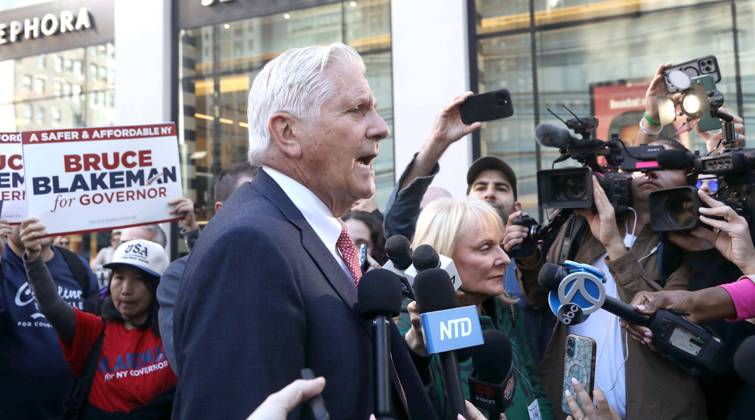 October 12, 2026, New York, New York, USA: Republican candidate for New York Governor BRUCE BLAKEMAN speaks to the press during the 2026 Columbus Day Parade celebrating Italian-American heritage on 5th Avenue. New York USA - ZUMAk03_ 20261012_zaf_k03_009 Copyright: xNancyxKaszermanx