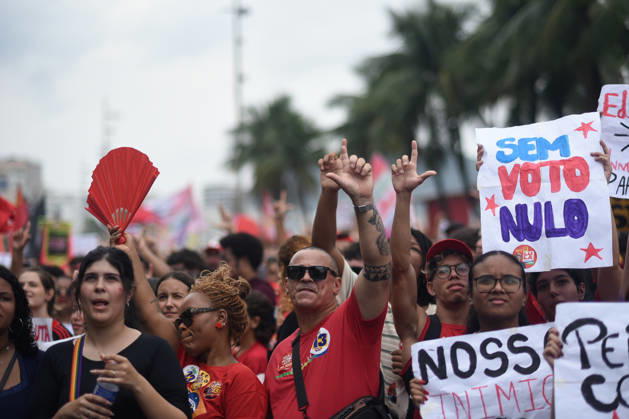 Supporters of Brazil s President Lula rally along Copacabana Beach RIO DE JANEIRO, BRAZIL - OCTOBER 12: Supporters of Brazilian President Luiz Inacio Lula da Silva gather along Avenida Atlantica at Copacabana Beach in Rio de Janeiro, Brazil, on October 12, 2026. The mass rally formed part of the Workers Party (PT) mobilization ahead of the high-stakes presidential runoff against Liberal Party (PL) candidate Senator Flavio Bolsonaro. Fabio Teixeira Anadolu Rio de Janeiro Brazil. Editorial use only. Please get in touch for any other usage.  Copyright: x2026xAnadoluxFabioxTeixeirax