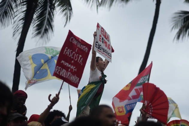 Supporters of Brazil s President Lula rally along Copacabana Beach RIO DE JANEIRO, BRAZIL - OCTOBER 12: Supporters of Brazilian President Luiz Inacio Lula da Silva gather along Avenida Atlantica at Copacabana Beach in Rio de Janeiro, Brazil, on October 12, 2026. The mass rally formed part of the Workers Party (PT) mobilization ahead of the high-stakes presidential runoff against Liberal Party (PL) candidate Senator Flavio Bolsonaro. Fabio Teixeira Anadolu Rio de Janeiro Brazil. Editorial use only. Please get in touch for any other usage.  Copyright: x2026xAnadoluxFabioxTeixeirax