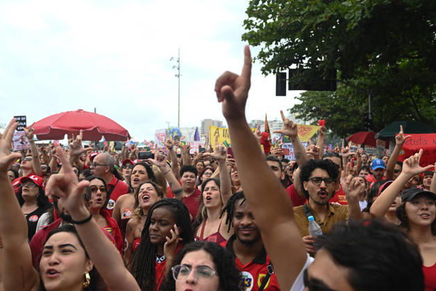 Supporters of Brazil s President Lula rally along Copacabana Beach RIO DE JANEIRO, BRAZIL - OCTOBER 12: Supporters of Brazilian President Luiz Inacio Lula da Silva gather along Avenida Atlantica at Copacabana Beach in Rio de Janeiro, Brazil, on October 12, 2026. The mass rally formed part of the Workers Party (PT) mobilization ahead of the high-stakes presidential runoff against Liberal Party (PL) candidate Senator Flavio Bolsonaro. Fabio Teixeira Anadolu Rio de Janeiro Brazil. Editorial use only. Please get in touch for any other usage.  Copyright: x2026xAnadoluxFabioxTeixeirax
