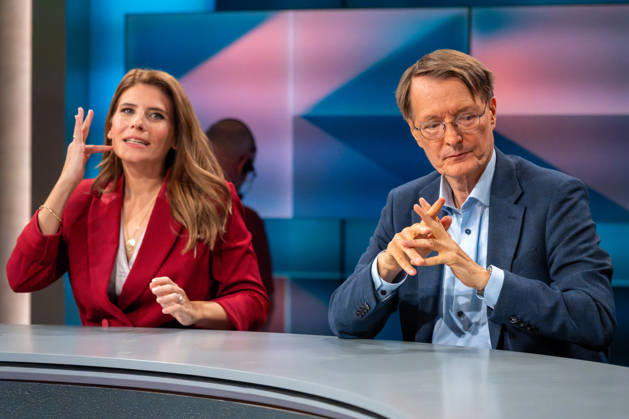 Hart aber Fair aus Köln am 12. Oktober 2026. Im Bild die Unternehmerin Sarna Röser (Zementrohr- und Betonwerke Karl Röser & Sohn GmbH) neben Karl Wilhelm Lauterbach, Mitglied des Bundestages, Gesundheitsökonom und Politiker, ehemaliger Bundesgesundheitsminister Bärbel Bas ist als Arbeitsministerin und SPD-Vorsitzende zurückgetreten. Wurde sie Unmenschlich behandelt? Die politische Mitte in Deutschland wird leer. CDU und SPD kämpfen um ihr Überleben. Die AfD greift in einzelnen Bundesländern nach der Macht. Die Klamroths Gäste diskutierten kontrovers über die Zukunft Deutschlands. Köln Nordrhein-Westfalen Deutschland