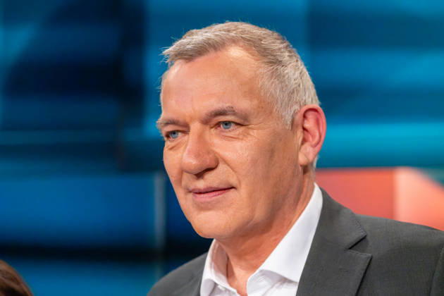 Hart aber Fair aus Köln am 12. Oktober 2026. Im Bild Jan van Aken, Bundestagsabgeordneter der Linken. Bärbel Bas ist als Arbeitsministerin und SPD-Vorsitzende zurückgetreten. Wurde sie Unmenschlich behandelt? Die politische Mitte in Deutschland wird leer. CDU und SPD kämpfen um ihr Überleben. Die AfD greift in einzelnen Bundesländern nach der Macht. Die Klamroths Gäste diskutierten kontrovers über die Zukunft Deutschlands. Köln Nordrhein-Westfalen Deutschland