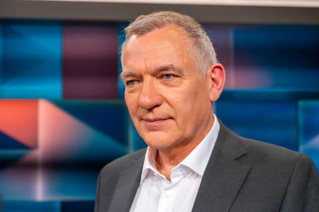 Hart aber Fair aus Köln am 12. Oktober 2026. Im Bild Jan van Aken, Bundestagsabgeordneter der Linken. Bärbel Bas ist als Arbeitsministerin und SPD-Vorsitzende zurückgetreten. Wurde sie Unmenschlich behandelt? Die politische Mitte in Deutschland wird leer. CDU und SPD kämpfen um ihr Überleben. Die AfD greift in einzelnen Bundesländern nach der Macht. Die Klamroths Gäste diskutierten kontrovers über die Zukunft Deutschlands. Köln Nordrhein-Westfalen Deutschland