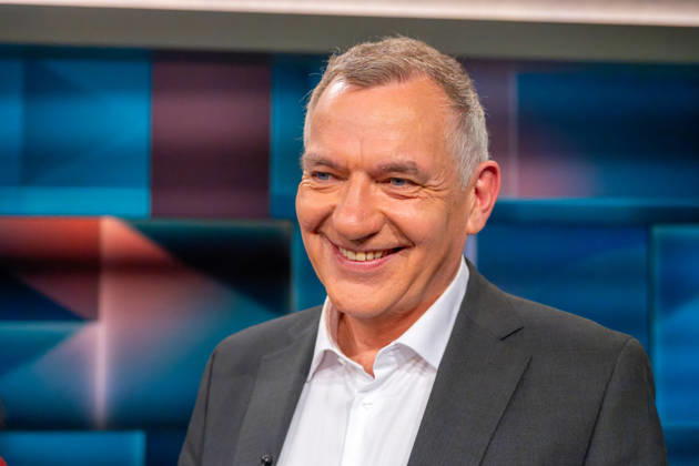 Hart aber Fair aus Köln am 12. Oktober 2026. Im Bild Jan van Aken, Bundestagsabgeordneter der Linken. Bärbel Bas ist als Arbeitsministerin und SPD-Vorsitzende zurückgetreten. Wurde sie Unmenschlich behandelt? Die politische Mitte in Deutschland wird leer. CDU und SPD kämpfen um ihr Überleben. Die AfD greift in einzelnen Bundesländern nach der Macht. Die Klamroths Gäste diskutierten kontrovers über die Zukunft Deutschlands. Köln Nordrhein-Westfalen Deutschland