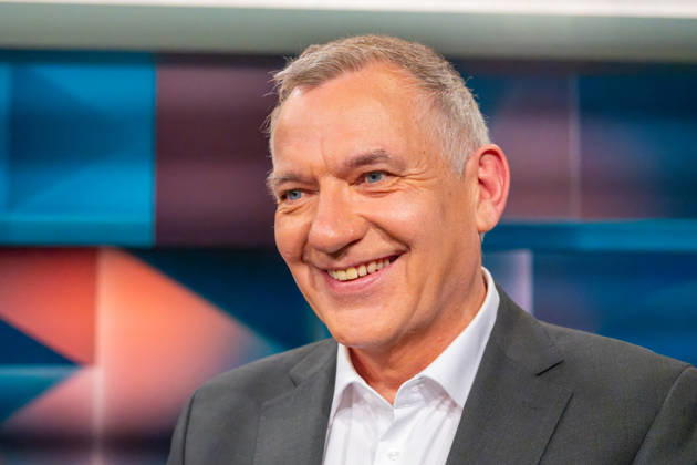 Hart aber Fair aus Köln am 12. Oktober 2026. Im Bild Jan van Aken, Bundestagsabgeordneter der Linken. Bärbel Bas ist als Arbeitsministerin und SPD-Vorsitzende zurückgetreten. Wurde sie Unmenschlich behandelt? Die politische Mitte in Deutschland wird leer. CDU und SPD kämpfen um ihr Überleben. Die AfD greift in einzelnen Bundesländern nach der Macht. Die Klamroths Gäste diskutierten kontrovers über die Zukunft Deutschlands. Köln Nordrhein-Westfalen Deutschland
