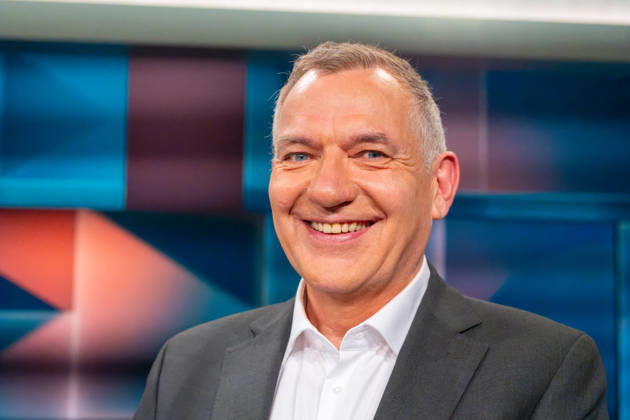 Hart aber Fair aus Köln am 12. Oktober 2026. Im Bild Jan van Aken, Bundestagsabgeordneter der Linken. Bärbel Bas ist als Arbeitsministerin und SPD-Vorsitzende zurückgetreten. Wurde sie Unmenschlich behandelt? Die politische Mitte in Deutschland wird leer. CDU und SPD kämpfen um ihr Überleben. Die AfD greift in einzelnen Bundesländern nach der Macht. Die Klamroths Gäste diskutierten kontrovers über die Zukunft Deutschlands. Köln Nordrhein-Westfalen Deutschland