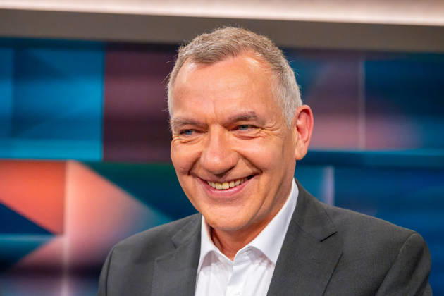 Hart aber Fair aus Köln am 12. Oktober 2026. Im Bild Jan van Aken, Bundestagsabgeordneter der Linken. Bärbel Bas ist als Arbeitsministerin und SPD-Vorsitzende zurückgetreten. Wurde sie Unmenschlich behandelt? Die politische Mitte in Deutschland wird leer. CDU und SPD kämpfen um ihr Überleben. Die AfD greift in einzelnen Bundesländern nach der Macht. Die Klamroths Gäste diskutierten kontrovers über die Zukunft Deutschlands. Köln Nordrhein-Westfalen Deutschland