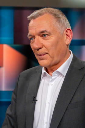 Hart aber Fair aus Köln am 12. Oktober 2026. Im Bild Jan van Aken, Bundestagsabgeordneter der Linken. Bärbel Bas ist als Arbeitsministerin und SPD-Vorsitzende zurückgetreten. Wurde sie Unmenschlich behandelt? Die politische Mitte in Deutschland wird leer. CDU und SPD kämpfen um ihr Überleben. Die AfD greift in einzelnen Bundesländern nach der Macht. Die Klamroths Gäste diskutierten kontrovers über die Zukunft Deutschlands. Köln Nordrhein-Westfalen Deutschland