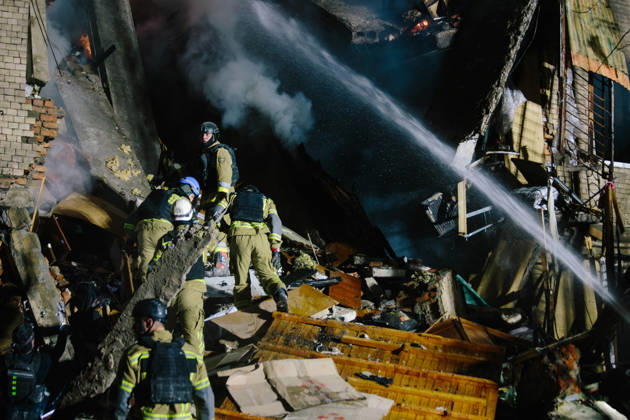 Consequences Of The Attack On Kharkiv Rescuers spray water to extinguish a fire while clearing rubble to reach trapped people in Kharkiv, Ukraine, on October 12, 2026. Kharkiv Ukraine Copyright: xPavloxPakhomenkox originalFilename: pakhomenko-notitle261012_npYo0