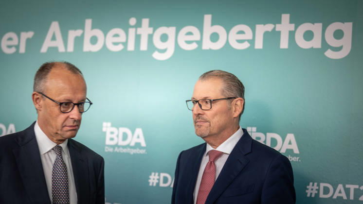 Bundeskanzler Friedrich Merz wird von Rainer Dulger, Präsident Bundesvereinigung der Deutschen Arbeitgeberverbände begrüßt zu Beginn des Arbeitgebertags;Deutsche Arbeitgebertag 2026 - Bundesvereinigung der Deutschen Arbeitgeberverbände BDA, Berlin Berlin Deutschland bcc, Berliner Congress Center