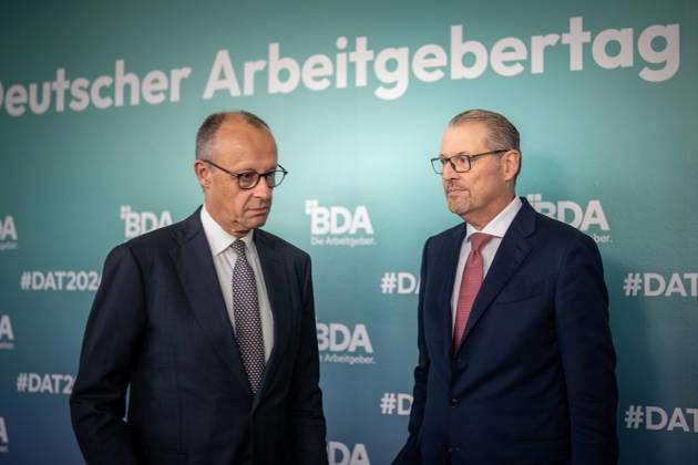 Bundeskanzler Friedrich Merz wird von Rainer Dulger, Präsident Bundesvereinigung der Deutschen Arbeitgeberverbände begrüßt zu Beginn des Arbeitgebertags;Deutsche Arbeitgebertag 2026 - Bundesvereinigung der Deutschen Arbeitgeberverbände BDA, Berlin Berlin Deutschland bcc, Berliner Congress Center