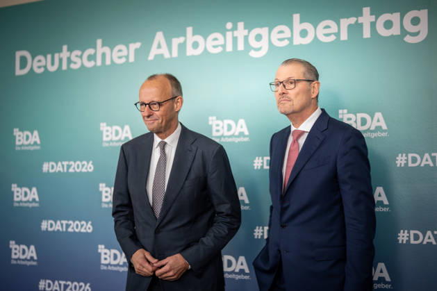 Bundeskanzler Friedrich Merz wird von Rainer Dulger, Präsident Bundesvereinigung der Deutschen Arbeitgeberverbände begrüßt zu Beginn des Arbeitgebertags;Deutsche Arbeitgebertag 2026 - Bundesvereinigung der Deutschen Arbeitgeberverbände BDA, Berlin Berlin Deutschland bcc, Berliner Congress Center