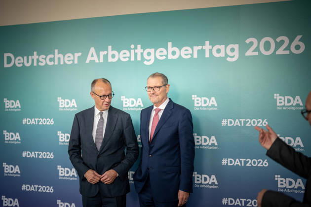 Bundeskanzler Friedrich Merz wird von Rainer Dulger, Präsident Bundesvereinigung der Deutschen Arbeitgeberverbände begrüßt zu Beginn des Arbeitgebertags;Deutsche Arbeitgebertag 2026 - Bundesvereinigung der Deutschen Arbeitgeberverbände BDA, Berlin Berlin Deutschland bcc, Berliner Congress Center