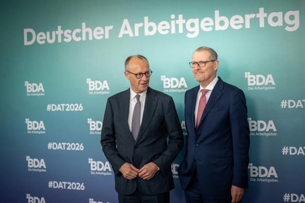 Bundeskanzler Friedrich Merz wird von Rainer Dulger, Präsident Bundesvereinigung der Deutschen Arbeitgeberverbände begrüßt zu Beginn des Arbeitgebertags;Deutsche Arbeitgebertag 2026 - Bundesvereinigung der Deutschen Arbeitgeberverbände BDA, Berlin Berlin Deutschland bcc, Berliner Congress Center