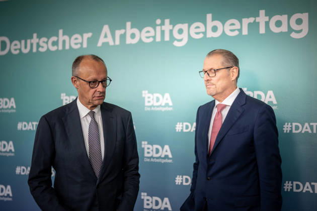 Bundeskanzler Friedrich Merz wird von Rainer Dulger, Präsident Bundesvereinigung der Deutschen Arbeitgeberverbände begrüßt zu Beginn des Arbeitgebertags;Deutsche Arbeitgebertag 2026 - Bundesvereinigung der Deutschen Arbeitgeberverbände BDA, Berlin Berlin Deutschland bcc, Berliner Congress Center