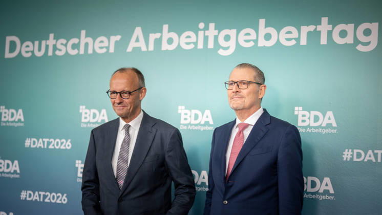 Bundeskanzler Friedrich Merz wird von Rainer Dulger, Präsident Bundesvereinigung der Deutschen Arbeitgeberverbände begrüßt zu Beginn des Arbeitgebertags;Deutsche Arbeitgebertag 2026 - Bundesvereinigung der Deutschen Arbeitgeberverbände BDA, Berlin Berlin Deutschland bcc, Berliner Congress Center