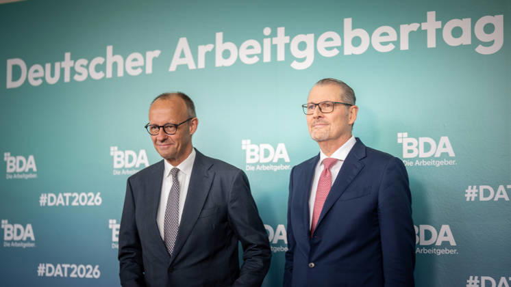 Bundeskanzler Friedrich Merz wird von Rainer Dulger, Präsident Bundesvereinigung der Deutschen Arbeitgeberverbände begrüßt zu Beginn des Arbeitgebertags;Deutsche Arbeitgebertag 2026 - Bundesvereinigung der Deutschen Arbeitgeberverbände BDA, Berlin Berlin Deutschland bcc, Berliner Congress Center