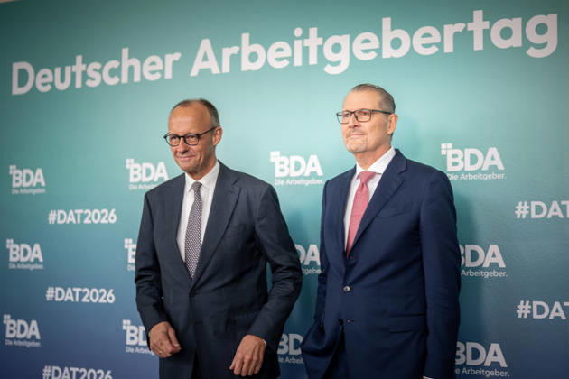 Bundeskanzler Friedrich Merz wird von Rainer Dulger, Präsident Bundesvereinigung der Deutschen Arbeitgeberverbände begrüßt zu Beginn des Arbeitgebertags;Deutsche Arbeitgebertag 2026 - Bundesvereinigung der Deutschen Arbeitgeberverbände BDA, Berlin Berlin Deutschland bcc, Berliner Congress Center