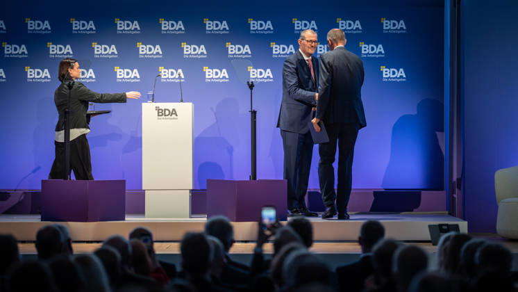 Bundeskanzler Friedrich Merz wird von Rainer Dulger, Präsident Bundesvereinigung der Deutschen Arbeitgeberverbände begrüßt zu Beginn des Arbeitgebertags;Deutsche Arbeitgebertag 2026 - Bundesvereinigung der Deutschen Arbeitgeberverbände BDA, Berlin Berlin Deutschland bcc, Berliner Congress Center