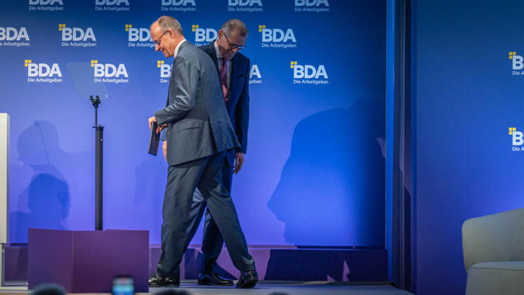 Bundeskanzler Friedrich Merz wird von Rainer Dulger, Präsident Bundesvereinigung der Deutschen Arbeitgeberverbände begrüßt zu Beginn des Arbeitgebertags;Deutsche Arbeitgebertag 2026 - Bundesvereinigung der Deutschen Arbeitgeberverbände BDA, Berlin Berlin Deutschland bcc, Berliner Congress Center
