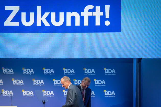 Bundeskanzler Friedrich Merz wird von Rainer Dulger, Präsident Bundesvereinigung der Deutschen Arbeitgeberverbände begrüßt zu Beginn des Arbeitgebertags;Deutsche Arbeitgebertag 2026 - Bundesvereinigung der Deutschen Arbeitgeberverbände BDA, Berlin Berlin Deutschland bcc, Berliner Congress Center