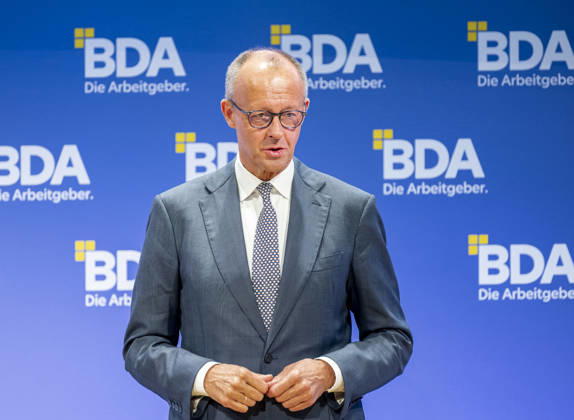 Friedrich Merz besucht Arbeitgebertag 2026 EUR, Deutschland, Berlin, 13.10.2026: Bundeskanzler Friedrich Merz (CDU) hält eine Keynote auf dem Arbeitgebertag 2026 der Bundesvereinigung der Deutschen Arbeitgeberverbände.