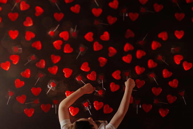 Child reaching for many red heart shaped lollipops Tulsa, Oklahoma, United States CR_KRRY261009-2124122-01 ,model released, Symbolfoto ,property released