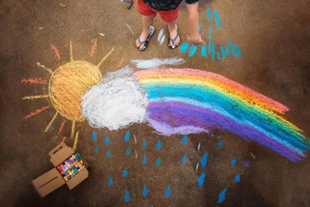 A child draws a colorful chalk rainbow on the pavement Tulsa, Oklahoma, United States CR_KRRY261009-2124138-01 ,model released, Symbolfoto ,property released