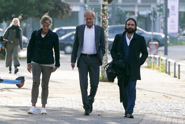 CNTV BLOCK- Gerhard Delling TV Moderator Christina Block Unternehmerin mit ihren Verteidiger Ingo Bott kommen wie immer zu Fuss zum Gericht am 82 Prozess Tag in Hamburg 13.10.2026 beim Prozess wegen mutmasslicher Kindesentfuehrung im Landgericht Hamburg Strafjustizgebaeude Entfuehrungsfall der Block Kinder Hamburg Deutschland