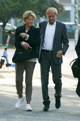 CNTV BLOCK- Gerhard Delling TV Moderator Christina Block Unternehmerin die Angeklagten kommen wie immer zu Fuss zum Gericht am 82 Prozess Tag in Hamburg 13.10.2026 beim Prozess wegen mutmasslicher Kindesentfuehrung im Landgericht Hamburg Strafjustizgebaeude Entfuehrungsfall der Block Kinder Hamburg Deutschland