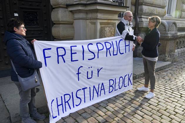 CNTV BLOCK- Gerhard Delling TV Moderator Christina Block Unternehmerin Kommen wie immer zu Fuss zum Gericht , wie immer vor Ort die Unterstuetzer von Frau Block mit dem Transparent Aufschrift Freispruch fuer Christina Block stehen vorm Gericht am 82 Prozess Tag 13.10.2026 beim Prozess wegen mutmasslicher Kindesentfuehrung im Landgericht Hamburg Strafjustizgebaeude Entfuehrungsfall der Block Kinder Hamburg Deutschland